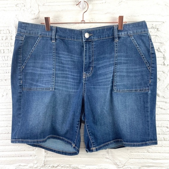 Lane Bryant Denim Mid-Rise Girlfriend Short Flex Magic Waistband Size 16 - Picture 1 of 10